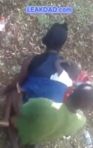 Exposed- woman takes doggy with pikin for back