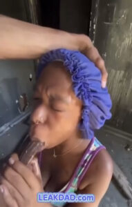 French girl gives blowjob go a strenger