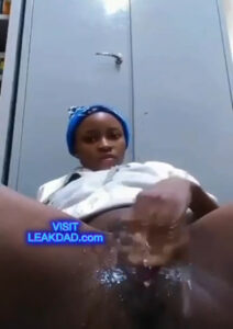 Naija babe fingered squirt out from her pussy