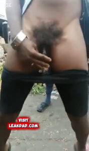 Woman goes naked masturbating her pussy in the market