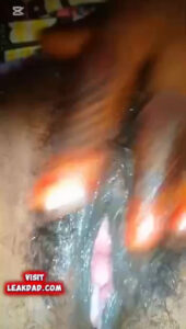 Married single mum fingered her pussy for baby daddy